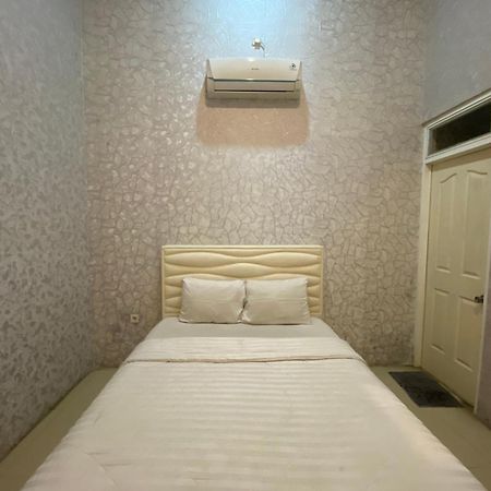 Griya Rw Family Guest House Redpartner Solo Екстериор снимка