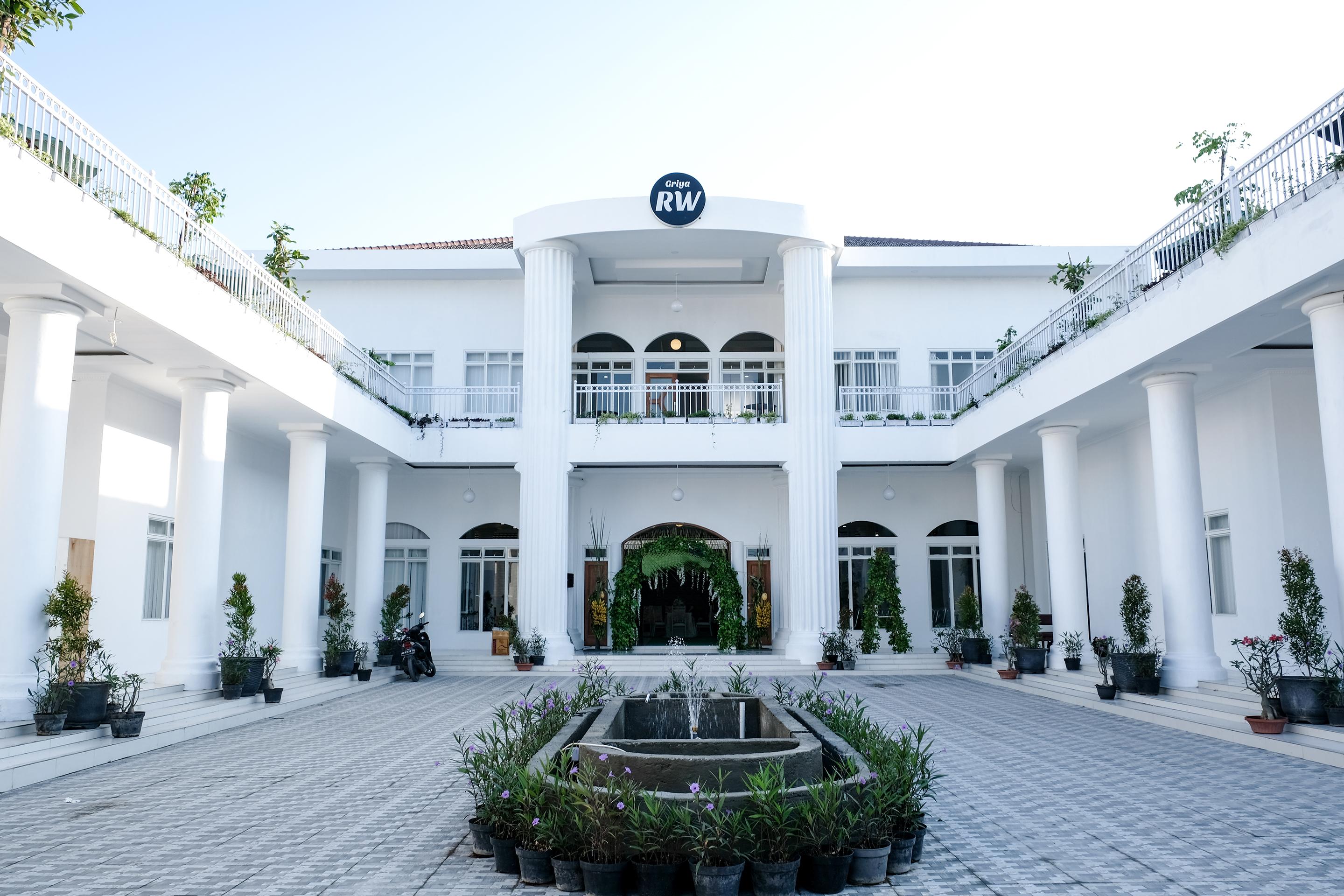 Griya Rw Family Guest House Redpartner Solo Екстериор снимка