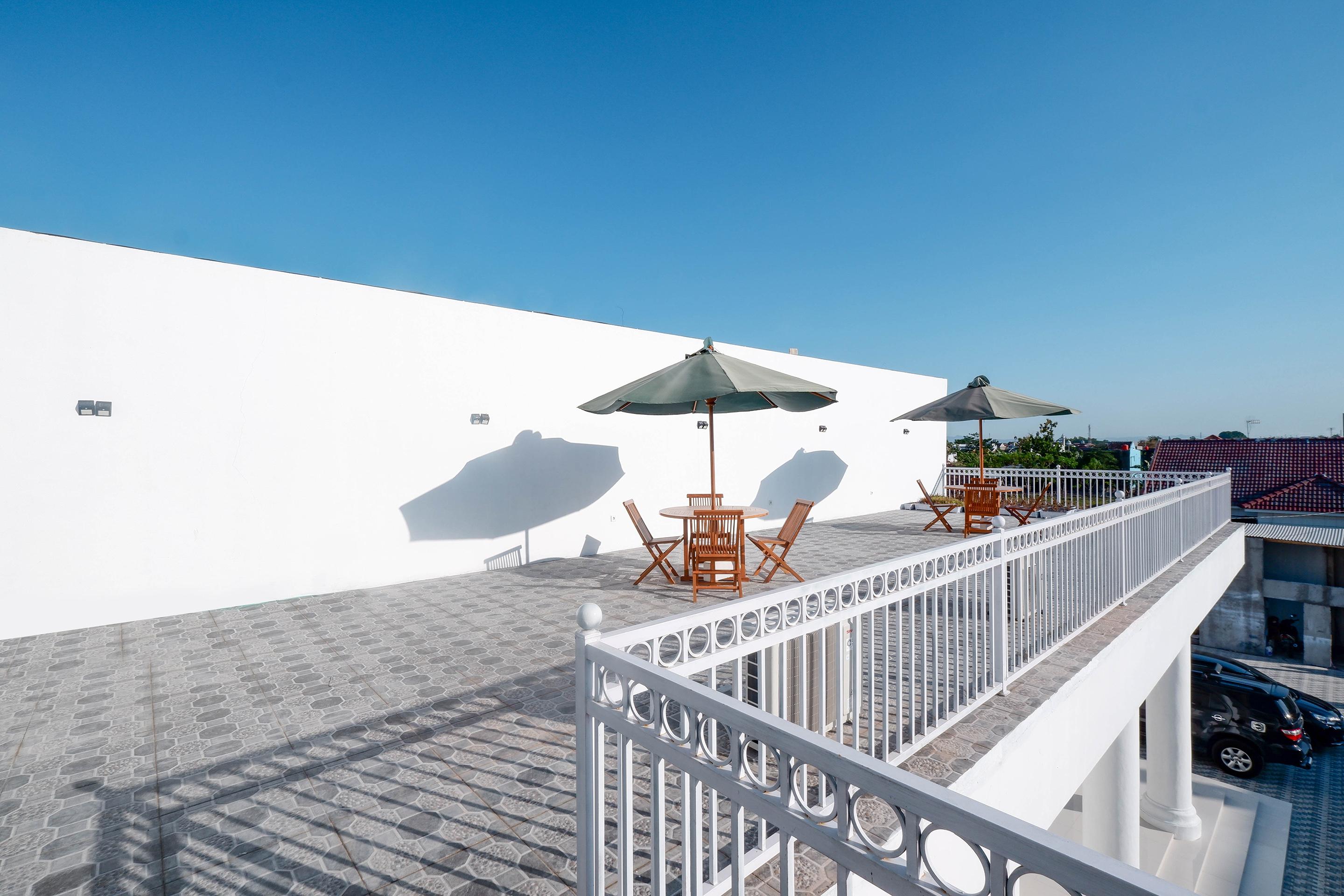 Griya Rw Family Guest House Redpartner Solo Екстериор снимка