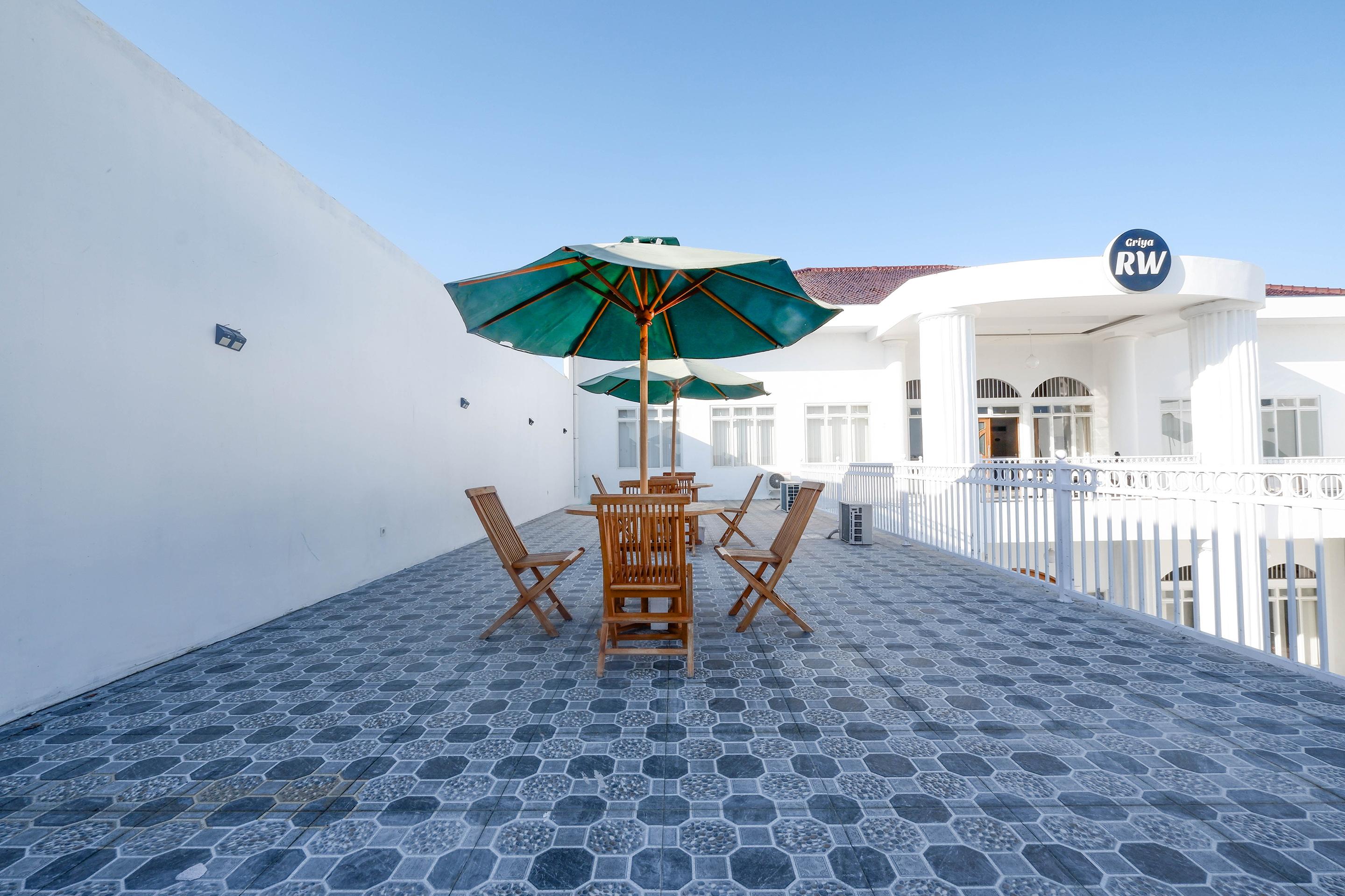 Griya Rw Family Guest House Redpartner Solo Екстериор снимка
