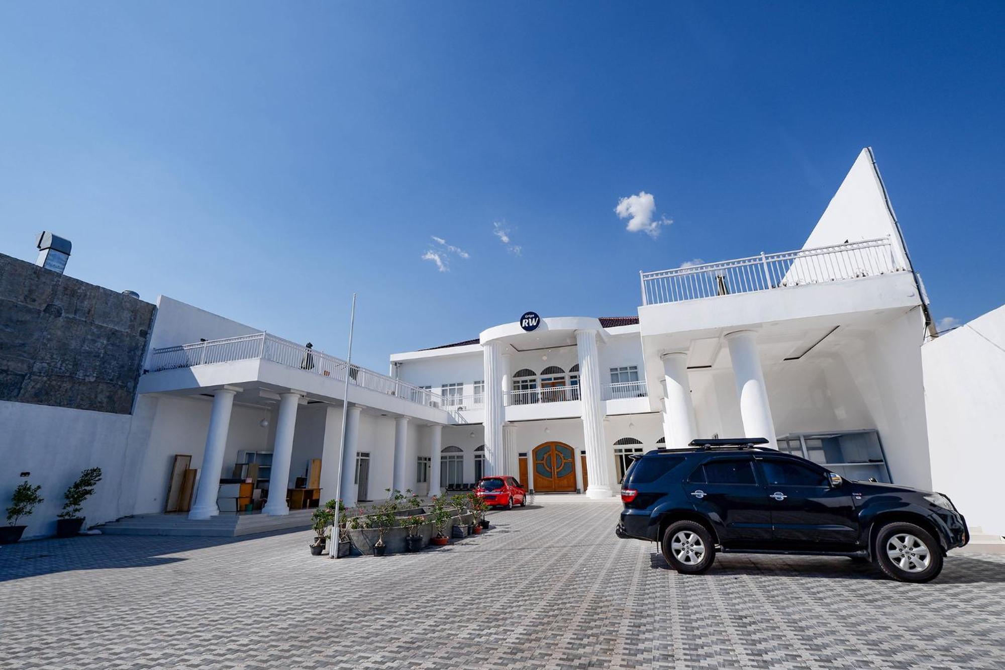 Griya Rw Family Guest House Redpartner Solo Екстериор снимка