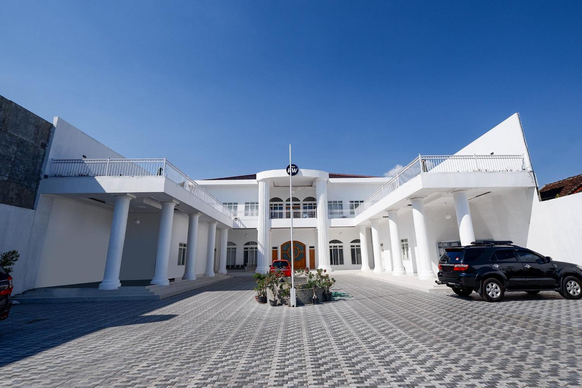 Griya Rw Family Guest House Redpartner Solo Екстериор снимка