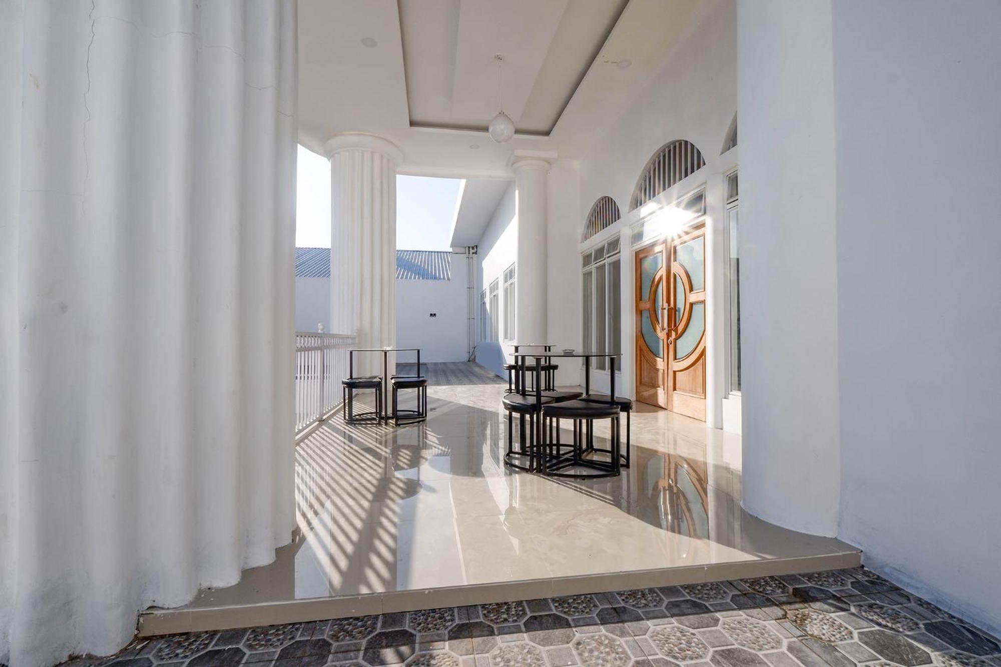 Griya Rw Family Guest House Redpartner Solo Екстериор снимка