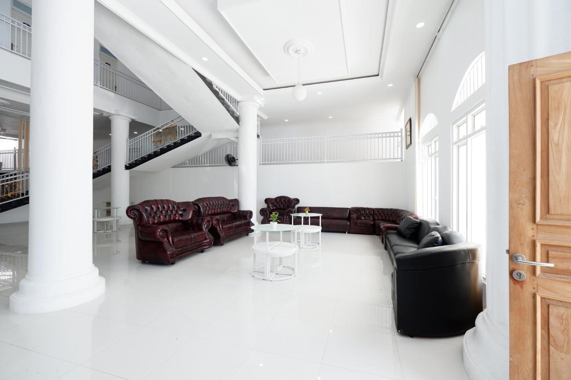 Griya Rw Family Guest House Redpartner Solo Екстериор снимка