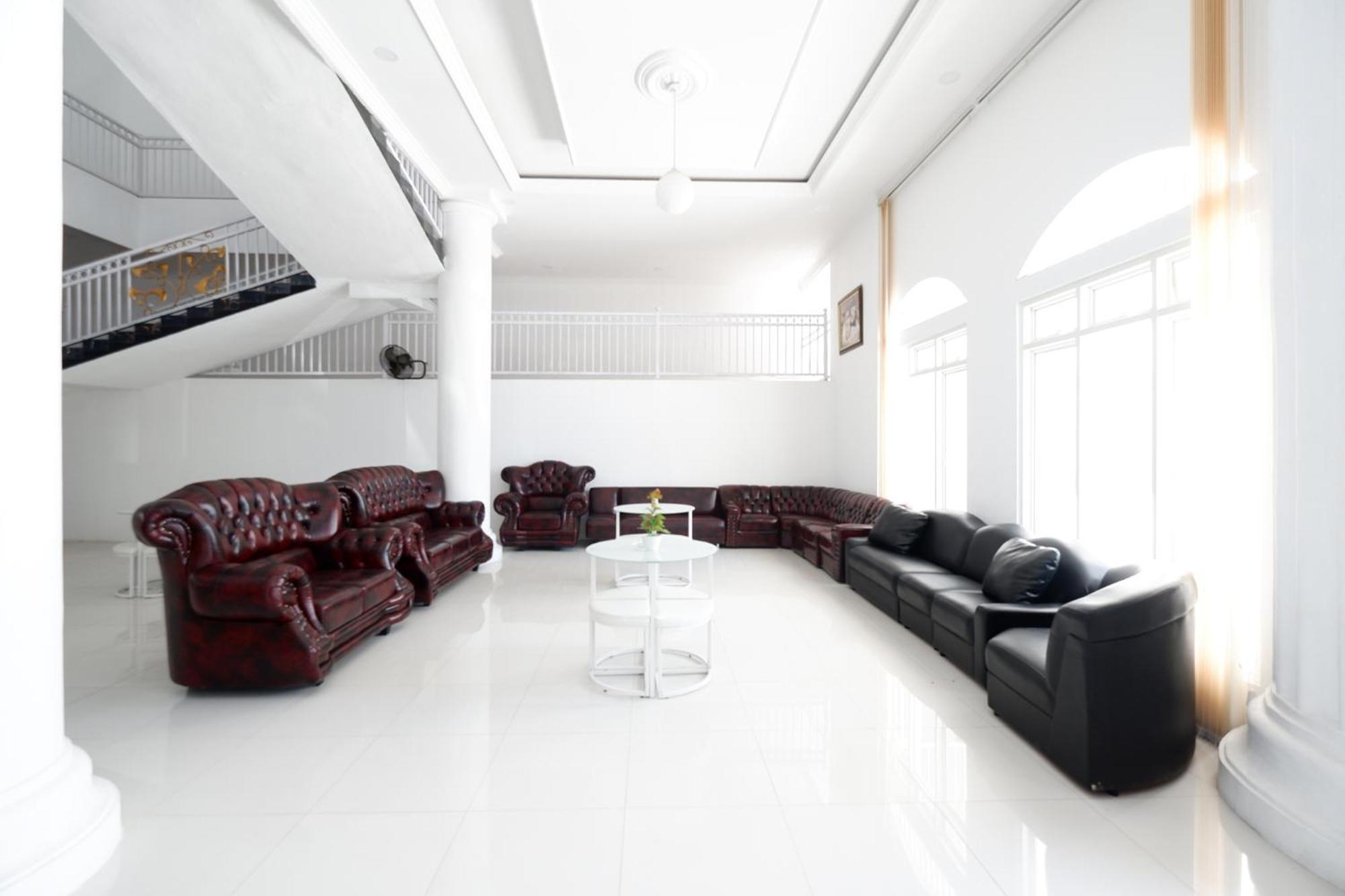 Griya Rw Family Guest House Redpartner Solo Екстериор снимка