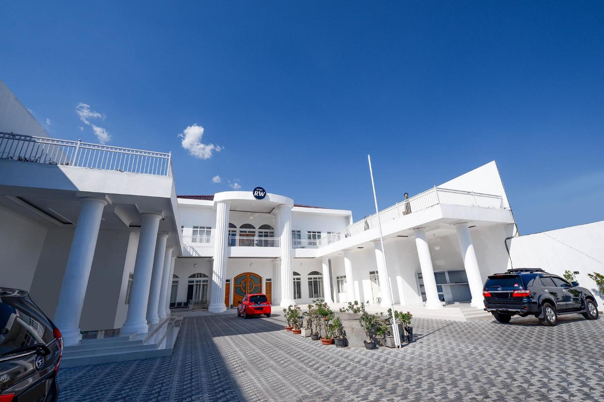 Griya Rw Family Guest House Redpartner Solo Екстериор снимка