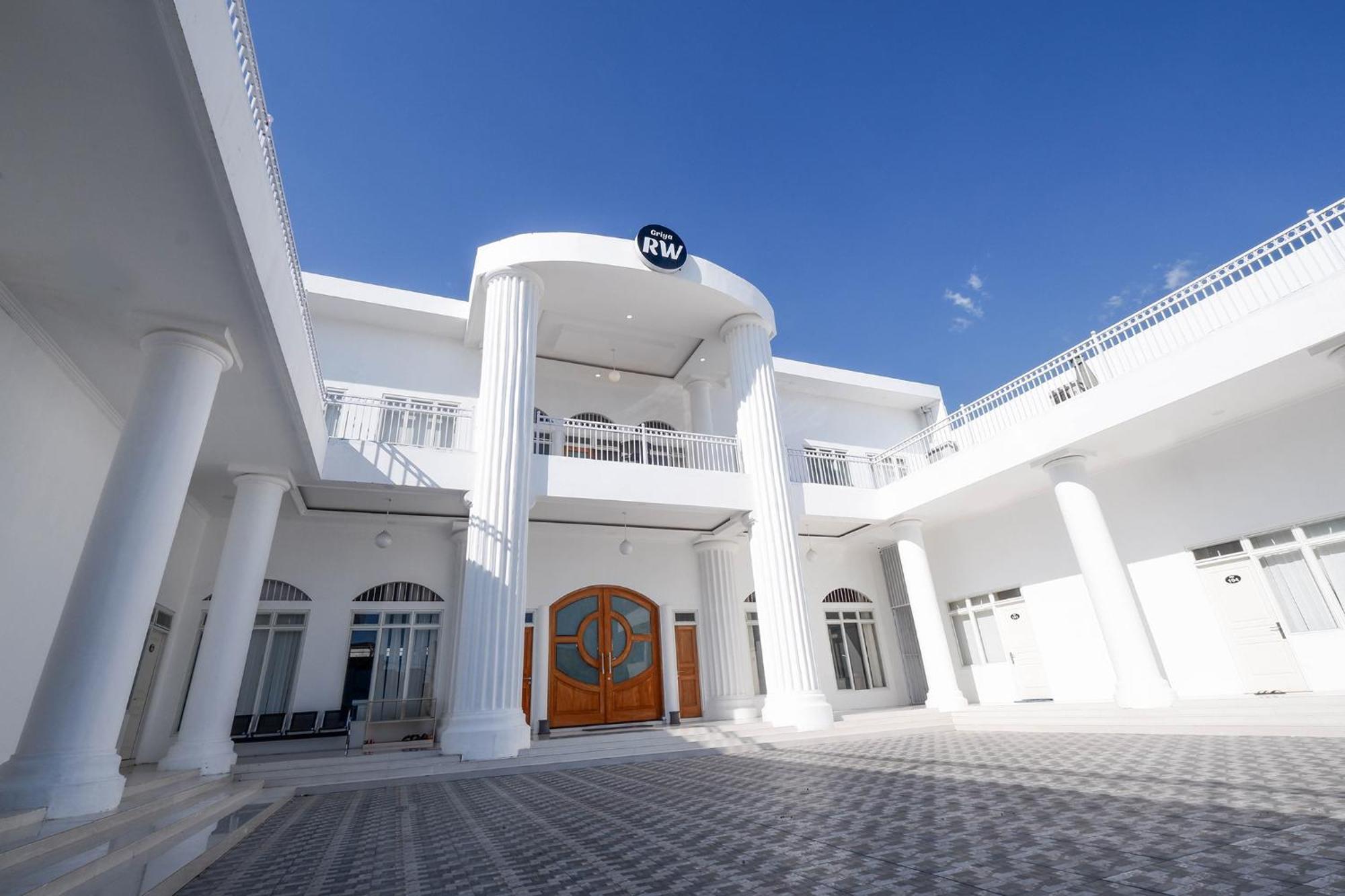 Griya Rw Family Guest House Redpartner Solo Екстериор снимка