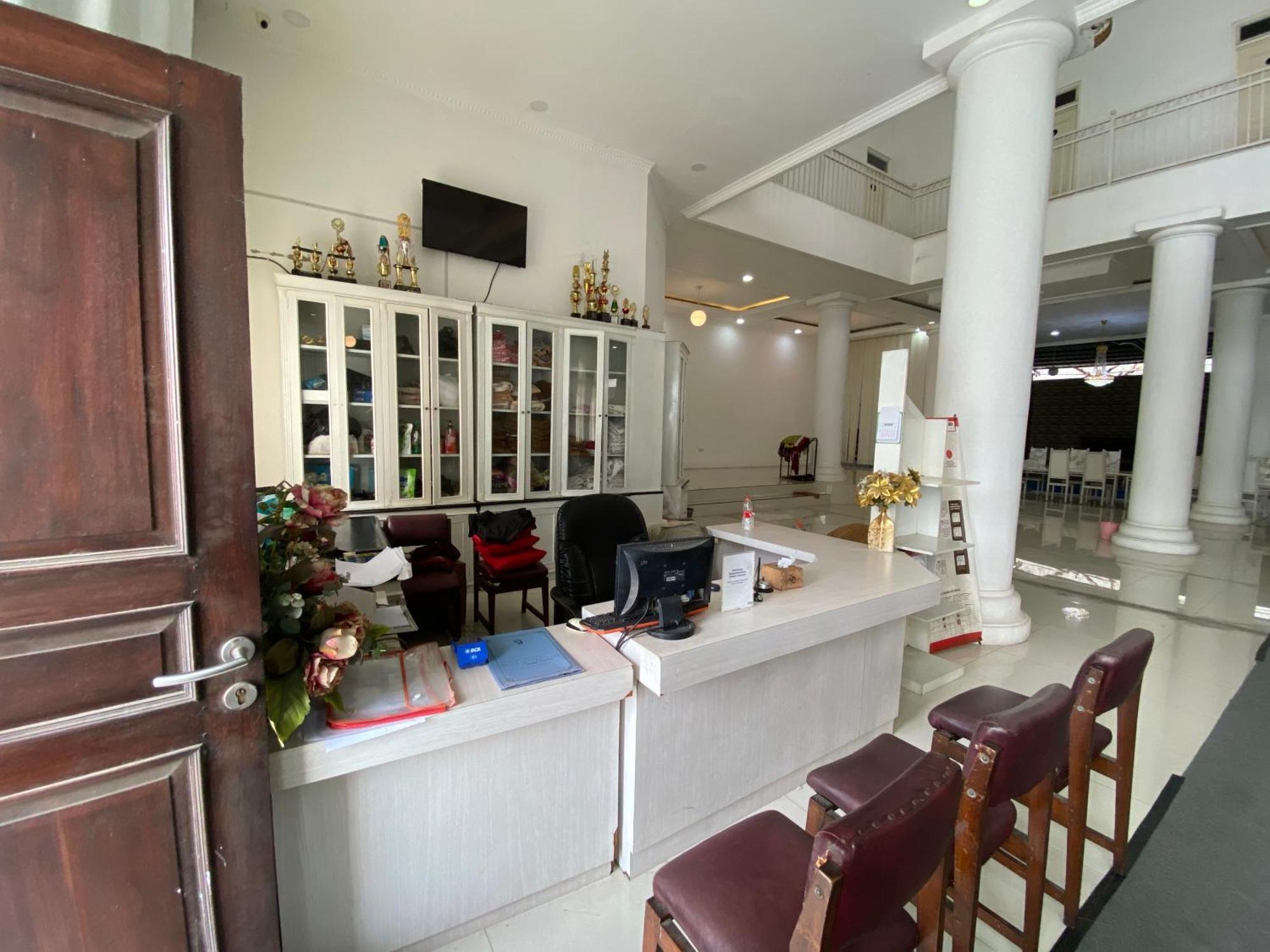 Griya Rw Family Guest House Redpartner Solo Екстериор снимка