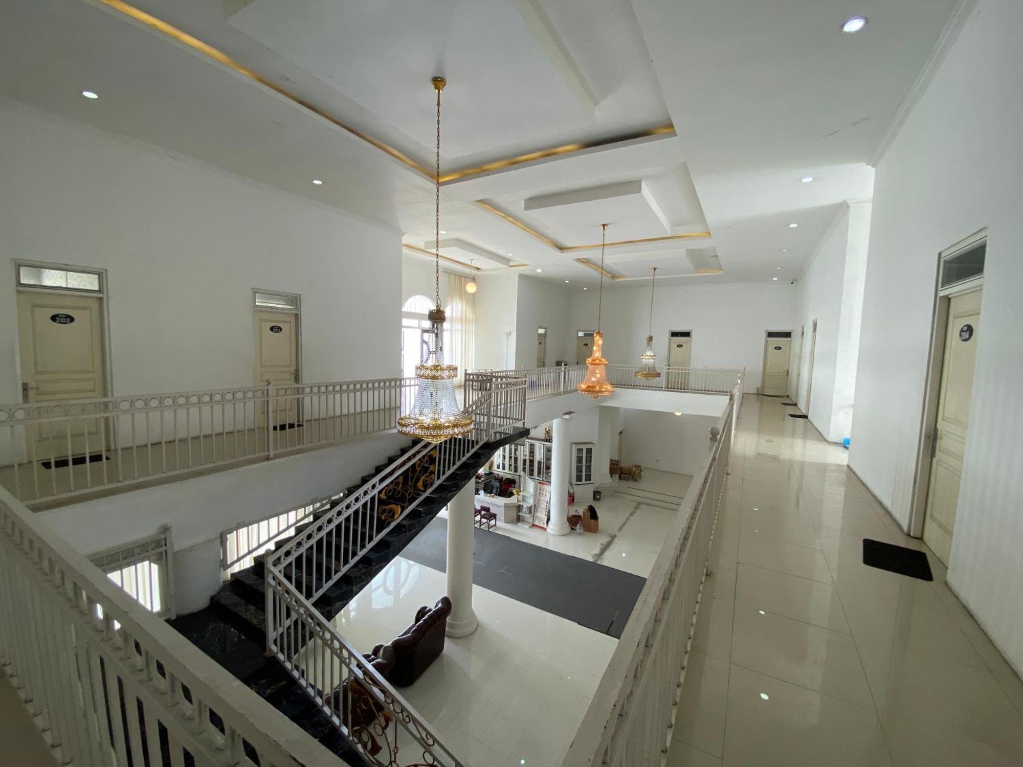 Griya Rw Family Guest House Redpartner Solo Екстериор снимка