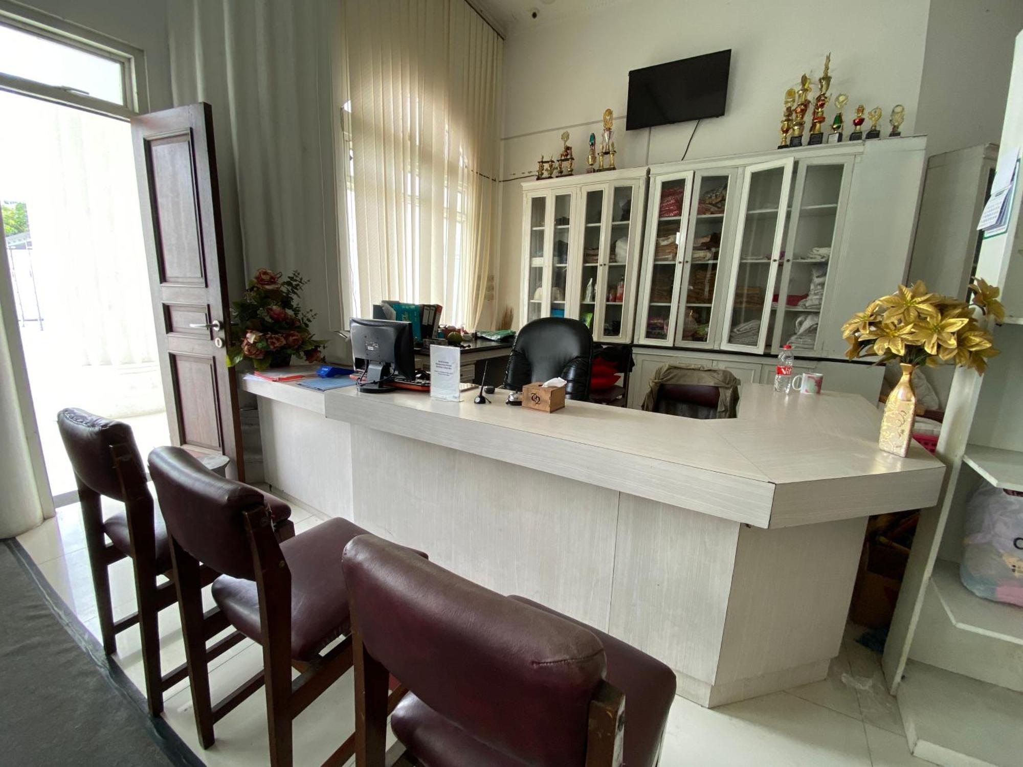 Griya Rw Family Guest House Redpartner Solo Екстериор снимка
