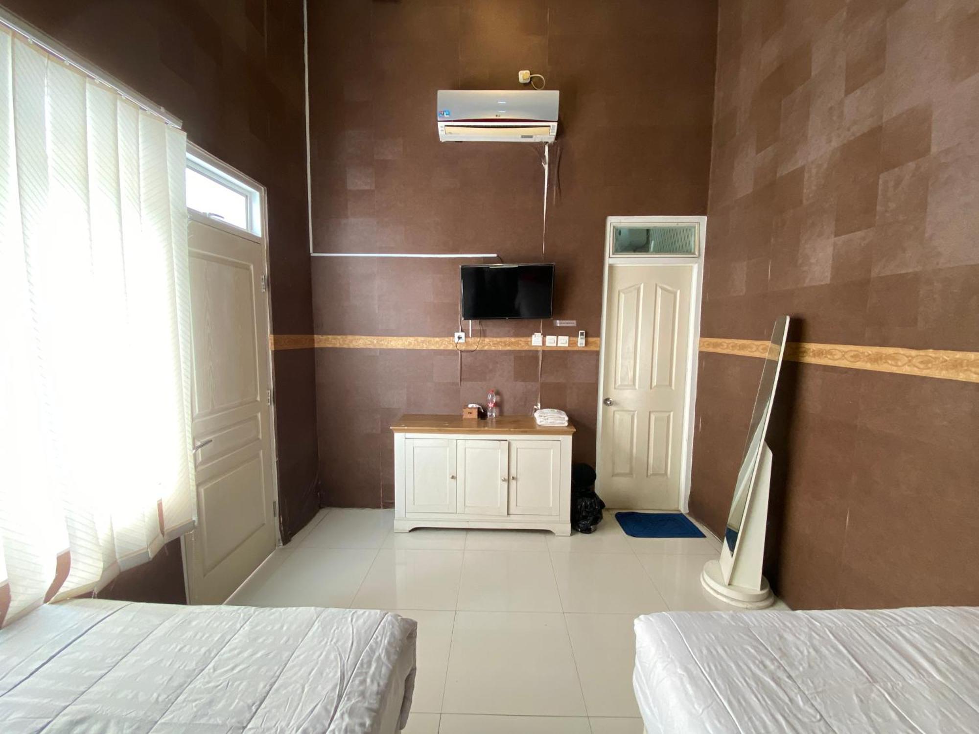 Griya Rw Family Guest House Redpartner Solo Екстериор снимка