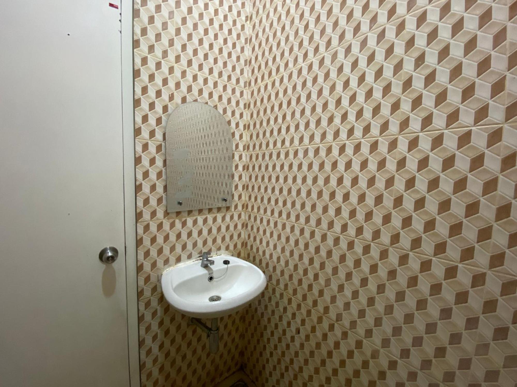 Griya Rw Family Guest House Redpartner Solo Екстериор снимка