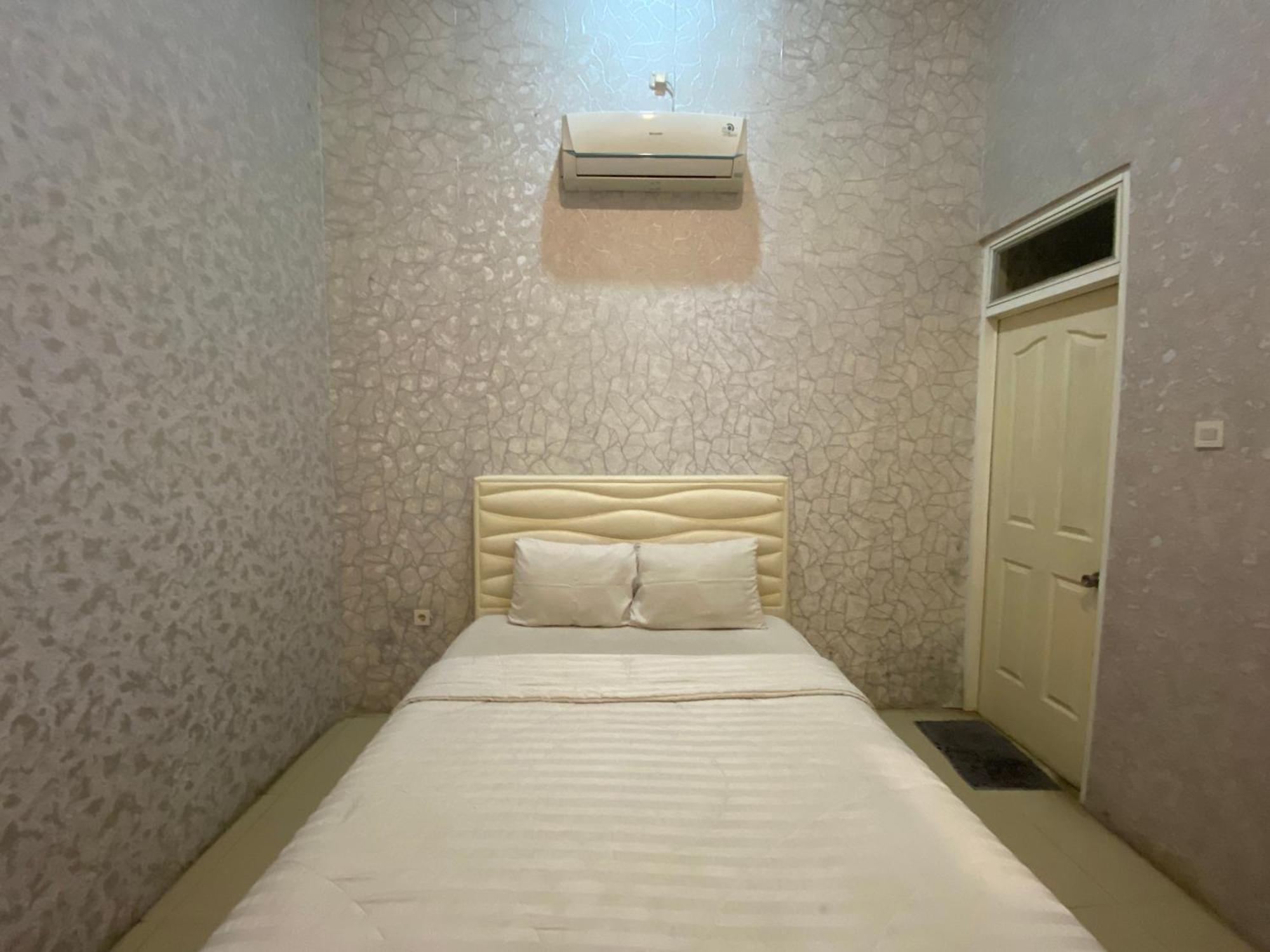 Griya Rw Family Guest House Redpartner Solo Екстериор снимка